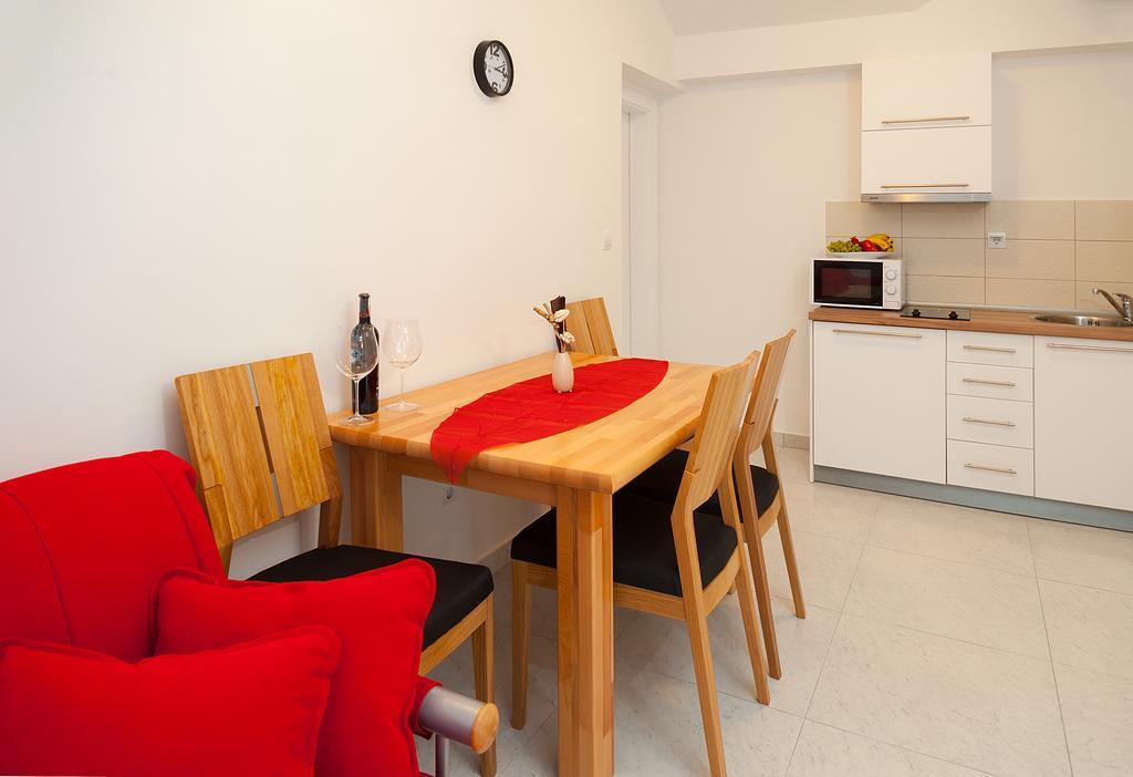Apartments Marta Baška Voda Rom bilde
